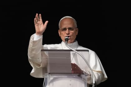 El papa León XIV ofrece la plegaria del Angelus en la plaza de San Pedro, en el Vaticano