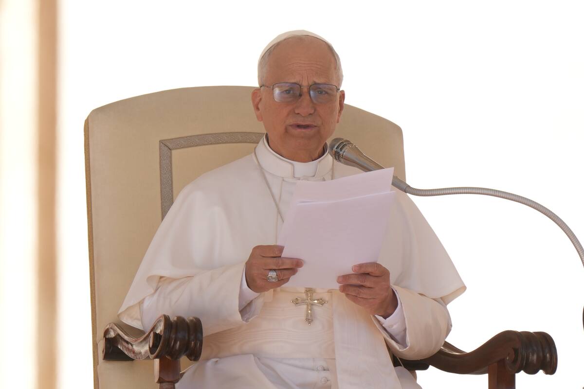 El papa León XIV ofrece su audiencia general semanal en la plaza de San Pedro, en el Vaticano, el miércoles 8 de octubre de 2025. (AP Foto/Andrew Medichini)