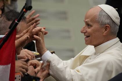 El papa León XIV saluda a los fieles en la audiencia general de este miércoles en el Aula Pablo VI