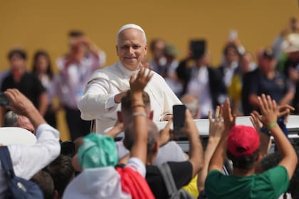El papa León XIV saluda a los jóvenes que participan en el Jubileo de la Juventud (Archivo)