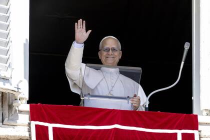 El papa León XIV se dirige a la multitud desde la ventana del palacio apostólico con vistas a la plaza de San Pedro durante el rezo del Regina Caeli en el Vaticano