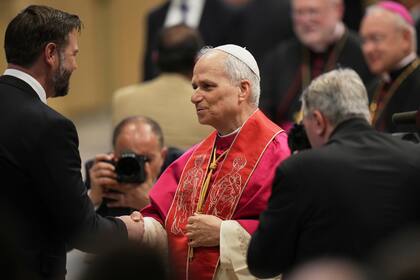 El papa León XIV se reúne con el vicepresidente de Estados Unidos, JD Vance, tras el inicio formal de su pontificado en la plaza de San Pedro, en el Vaticano, el domingo 18 de mayo de 2025.