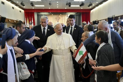 El papa León XIV visita al personal y a los pacientes del Hospital De la Croix en Jal Ed Dib, en el Líbano