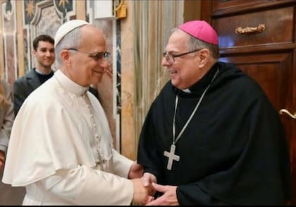 El papa León XIV y el obispo argentino Alberto Bochatey, en un encuentro en 2025