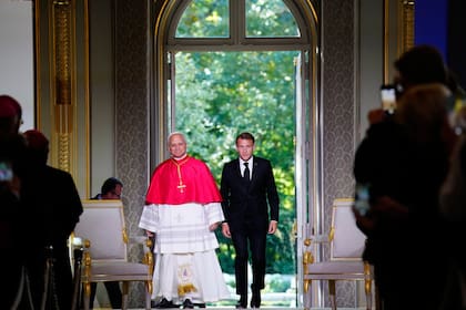 El papa León XIV y el presidente francés Emmanuel Macron llegan para ofrecer una declaración conjunta en el Palacio del Elíseo