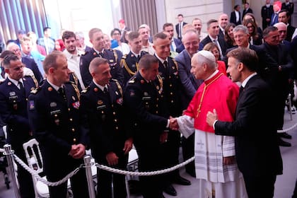 El papa León XIV y el presidente francés Emmanuel Macron se estrechan la mano al retirarse tras una declaración conjunta en el Palacio del Eliseo