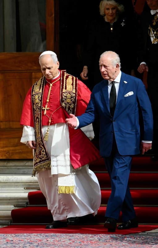 El papa León XIV y el rey Carlos durante su encuentro en Roma, el mes pasado