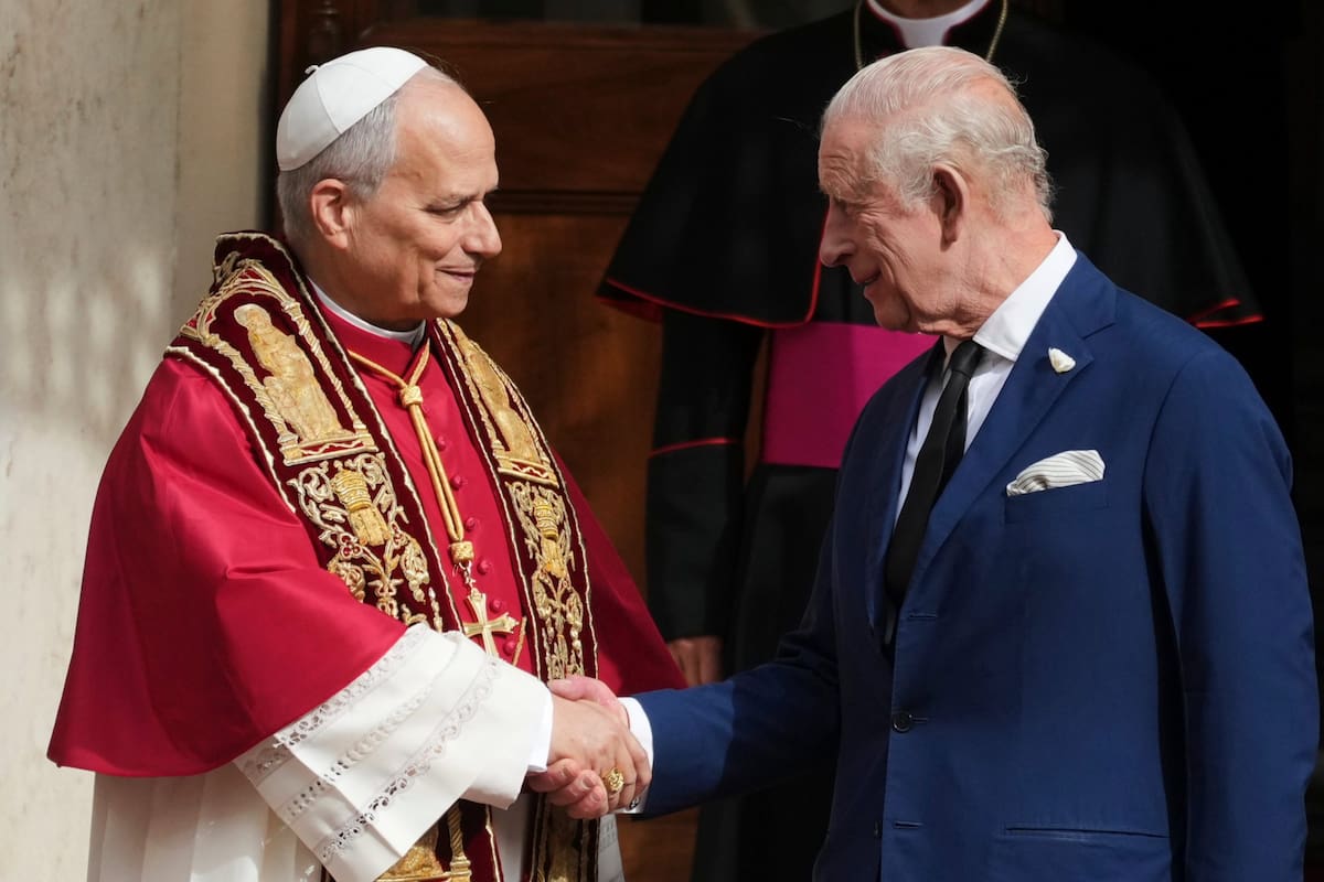 El papa León XIV y el rey Carlos III de Inglaterra en un encuentro histórico