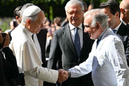 El Papa León XlV es recibido por Andrea Cambieri, director del hospital donde el será operado de un nódulo pulmonar