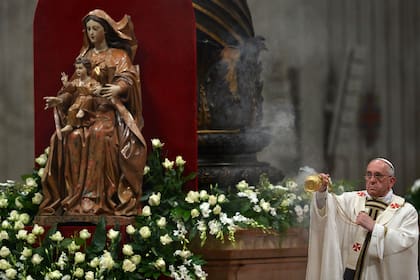 El Papa llamó hoy a los católicos a buscar la fe "hasta en los confines de la Tierra"
