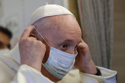 Una inusual imagen del Papa con barbijo