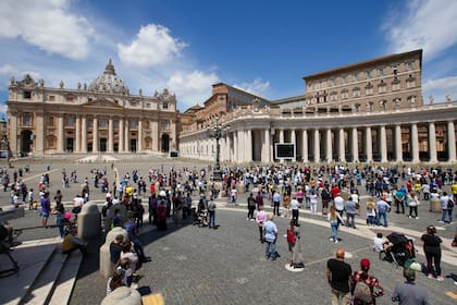 El Papa manifestó su preocupación por América Latina. Fieles se reúnen para escuchar al Papa Francisco recitando la oración del Ángelus al mediodía desde la ventana de su estudio con vista a la Plaza de San Pedro, en el Vaticano, el domingo 7 de junio de 2020.
