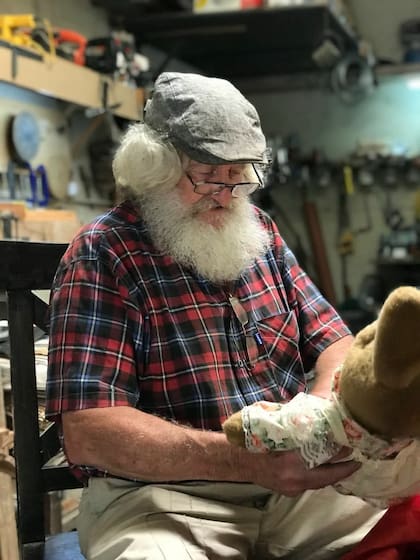 El Papá Noel cordobés incluso tiene un taller de reparación de juguetes en su casa