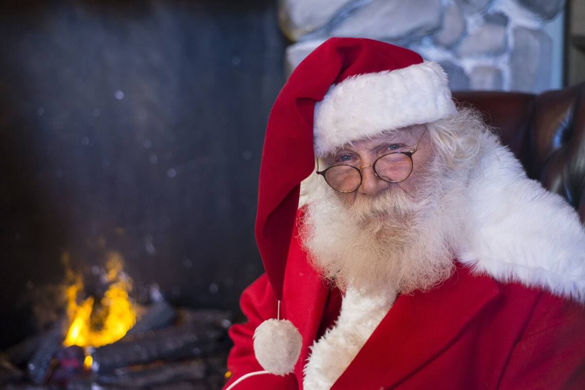 El Papá Noel que recibe a los niños cada año