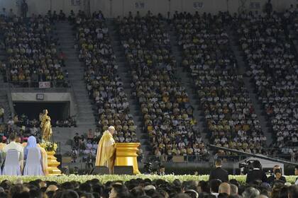 El Papa oficio hoy una masiva misa en el Estadio Nacional de Bangkok