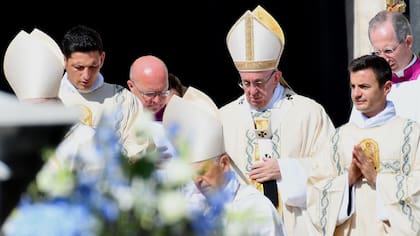 El Papa proclamó santa a la Madre Teresa de Calculta ante más de cien mil personas