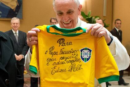 El Papa recibió una camiseta firmada por Pelé cuando en 2014 lo visitó en el Vaticano la entonces presidenta brasileña Dilma Rousseff
