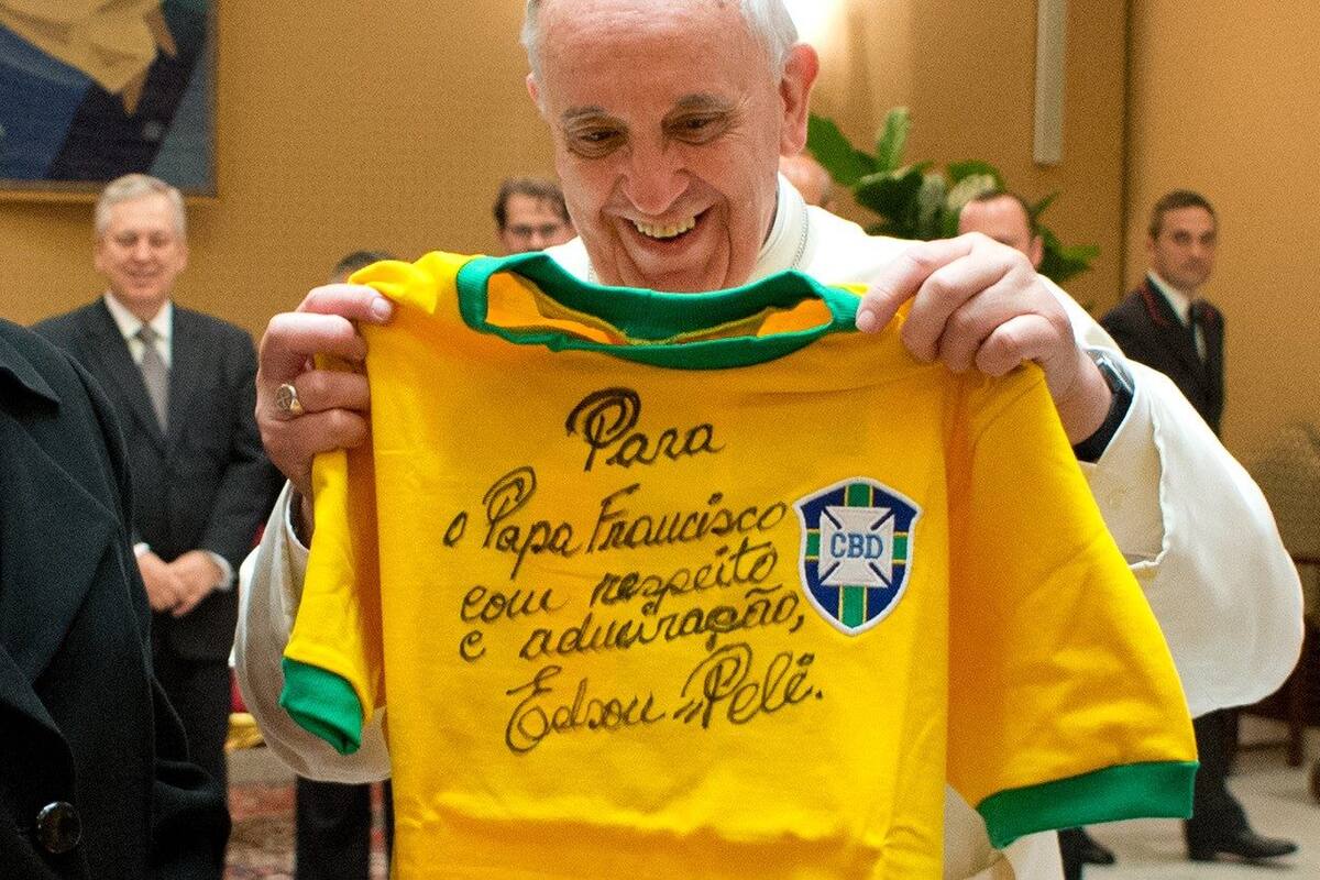 El Papa recibió una camiseta firmada por Pelé cuando en 2014 lo visitó en el Vaticano la entonces presidenta brasileña Dilma Rousseff