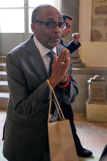 El papa reflexionó sobre el valor del cine y al final del discurso los diversos artistas pudieron saludarlo individualmente; muchos -como el director Spike Lee- llevaron obsequios para el Santo Padre