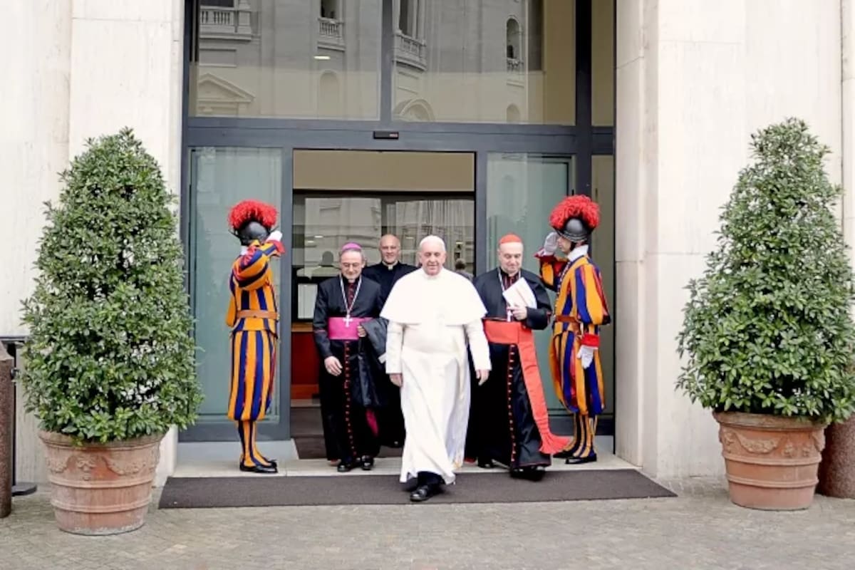 El Papa saliendo de la Casa Santa Marta