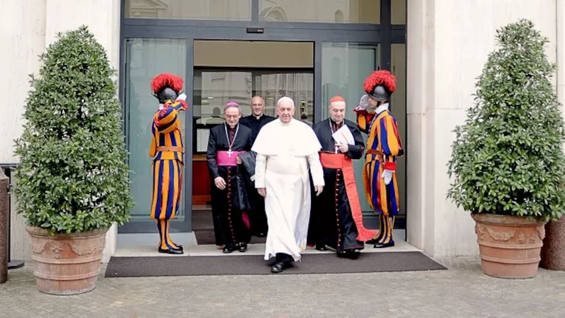 El Papa saliendo de la Casa Santa Marta