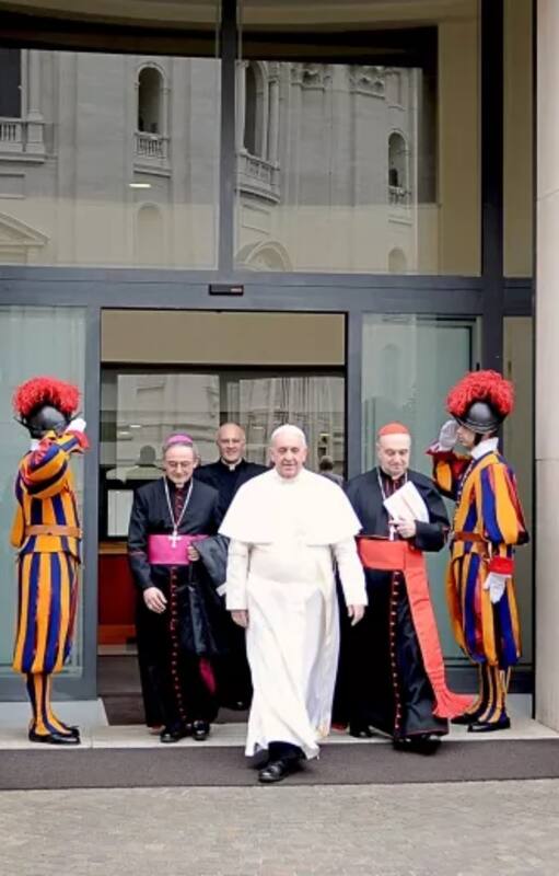 El Papa saliendo de la Casa Santa Marta