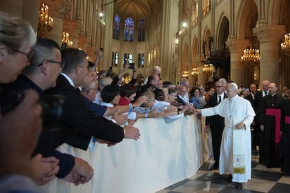 El Papa saluda a los asistentes a su visita a Notre Dame, en París