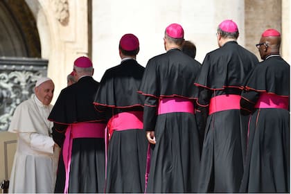 El Papa saluda a obispos durante la audiencia de los miércoles