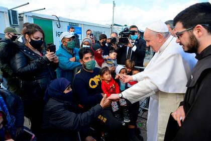 El Papa saluda a refugiados en la isla de Lesbos
