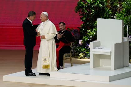 El Papa saluda al actor español Antonio Banderas, reconocido creyente católico (Andrea Comas/AP)