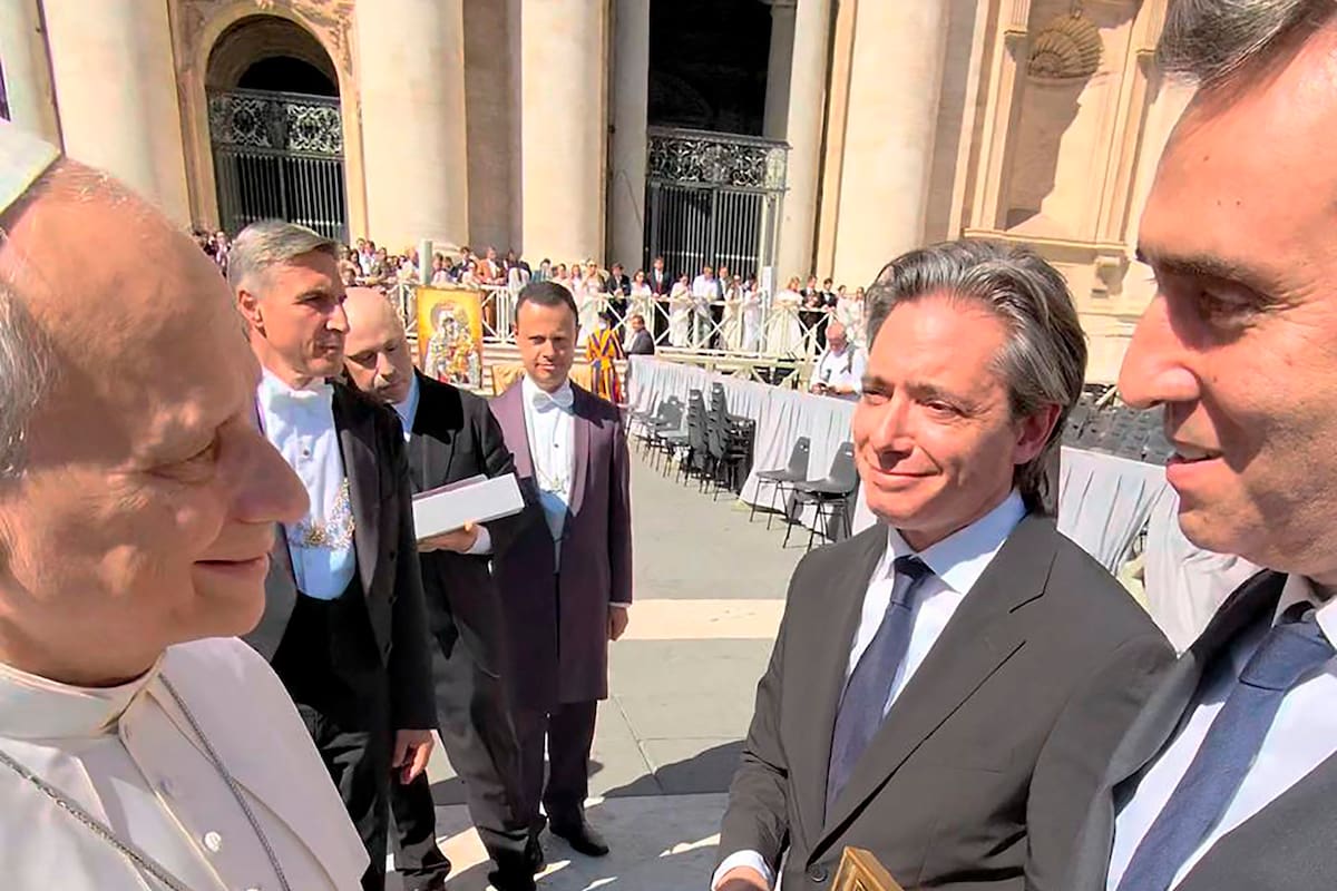 El Papa saluda al intendente de Luján en el Vaticano
