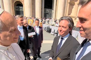 El intendente de Luján estuvo en el Vaticano y le dijo al papa León XIV que lo espera una multitud