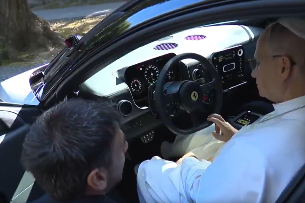 El Papa se sentó en el asiento de conductor del vehículo