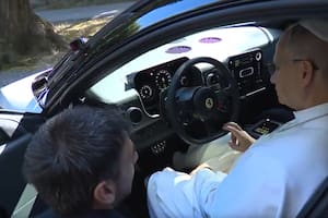 El Papa se sentó en el asiento de conductor del vehículo