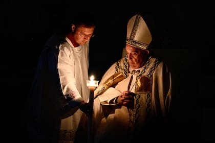 El papaFrancisco, en la vigilia por Pascua en la Basílica de San Pedro.  (Tiziana FABI / AFP)