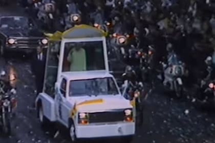 El Papamóvil circula por la Avenida de Mayo rumbo a la Catedral Metropolitana en la visita del Papa Juan Pablo II a la Argentina del 11 de junio de 1982