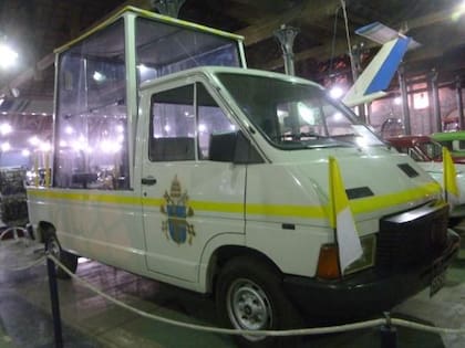 El Papamóvil que usó Juan Pablo II y permanece en el Museo de la Industria de Córdoba