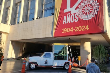 El papamóvil se exhibe en el Automóvil Club Argentino (ACA), ubicado en avenida Libertador 1850