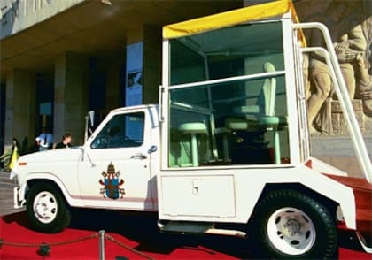 El papamóvil usado en 1982 por el Papa Juan Pablo II