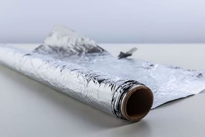 El papel aluminio funciona como una barrera adicional frente a la luz y el polvo