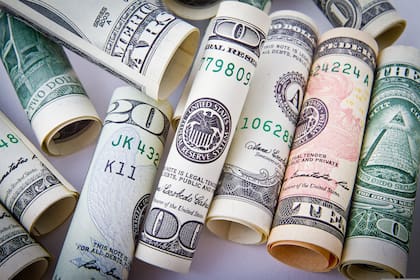 El papel con el que está fabricado el dólar estadounidense es muy duradero