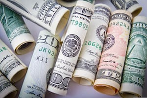 El papel con el que está fabricado el dólar estadounidense es muy duradero