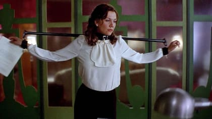 El papel consagratorio de Maggie Gyllenhaal fue en La secretaria (2002), donde interpreta a una joven sadomasoquista que estable una dinámica de dominación y sometimiento con su jefe, interpretado por James Spader