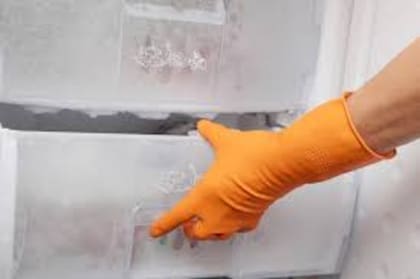 El papel de aluminio actúa como un conductor del calor eficiente que descongela el hielo