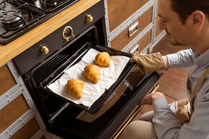 El papel de cocina es ideal para eliminar manchas de aceite o grasa antes de que se extiendan
