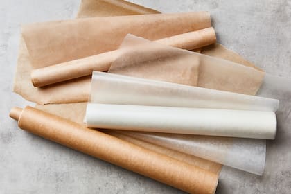 El papel de horno está recubierto de silicona, lo que le otorga una textura ligeramente abrasiva