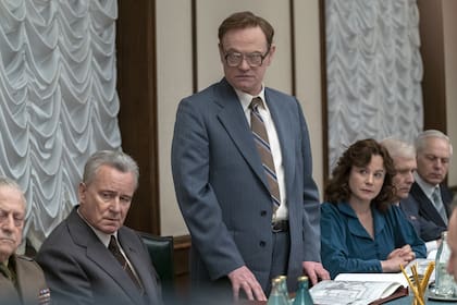 El papel de Legásov (interpretado por Harris, de pie) es protagónico tanto en la historia real como en su adaptación televisiva