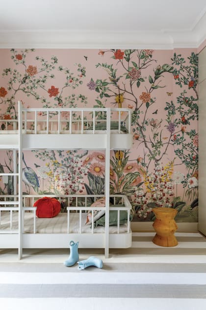 “El papel es un homenaje a la chinoiserie, que tanto me gusta; lo diseñamos en equipo con Caro Allende, de Tinta Chini”, dice Martina, que también diseñó la cama marinera.