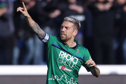 El Papu celebra el 1 a 0; hacía 21 años que Milan no perdía 5 a 0