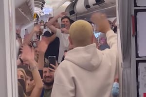 El Papu Gómez y su despedida de la Argentina: “¡Dale, campeón!” en el avión para el David Beckham albiceleste